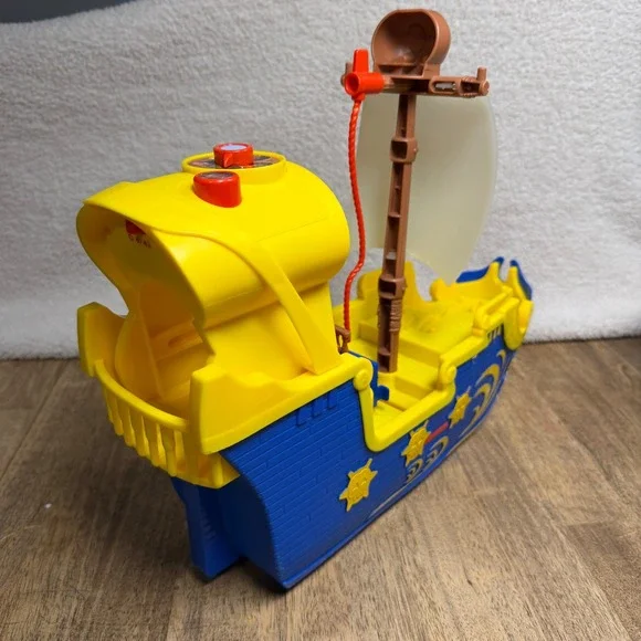 Fisher-Price Santiago of the Seas Lights & Sounds El Bravo Pirate Ship Playset - Picture 2 of 11